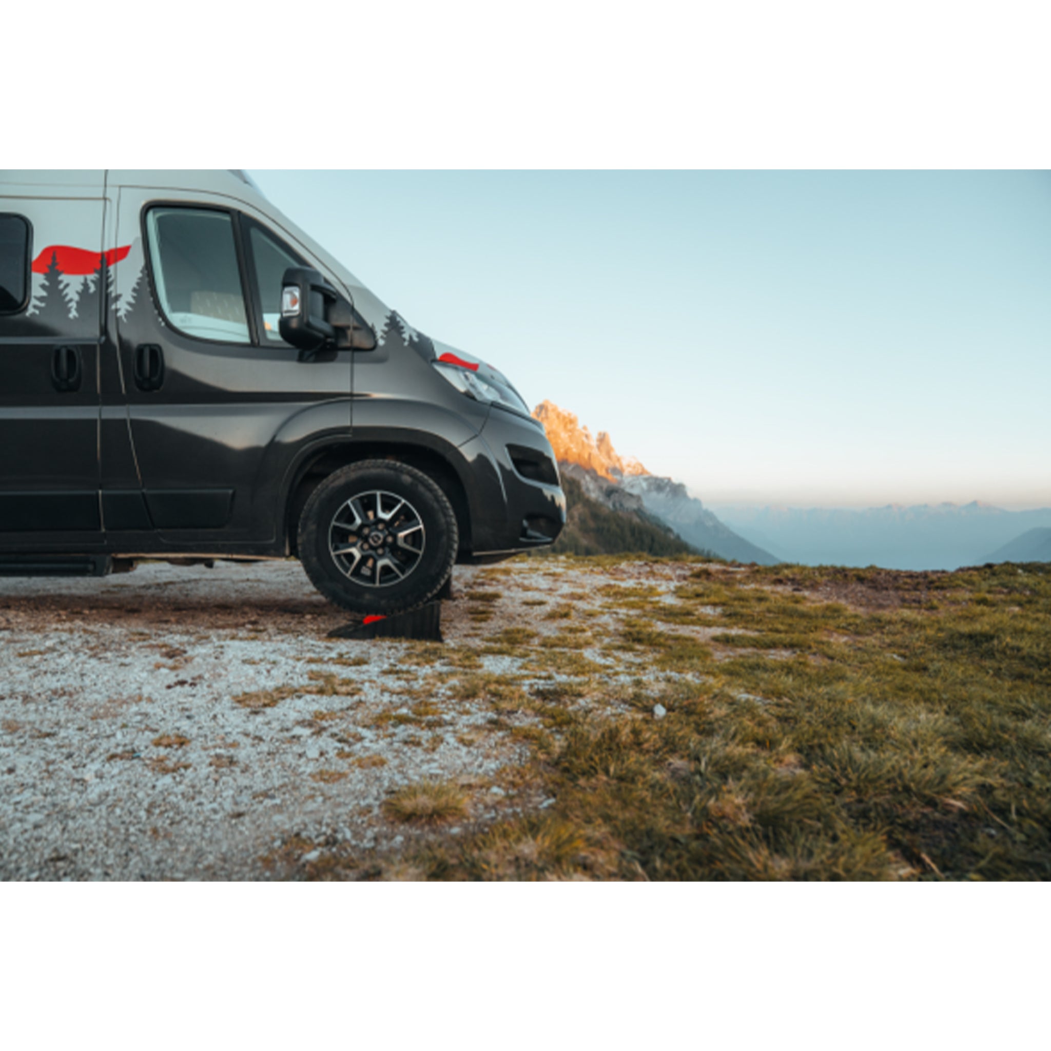 Lippert Level9 levelling ramp system with durable storage bag and accessories