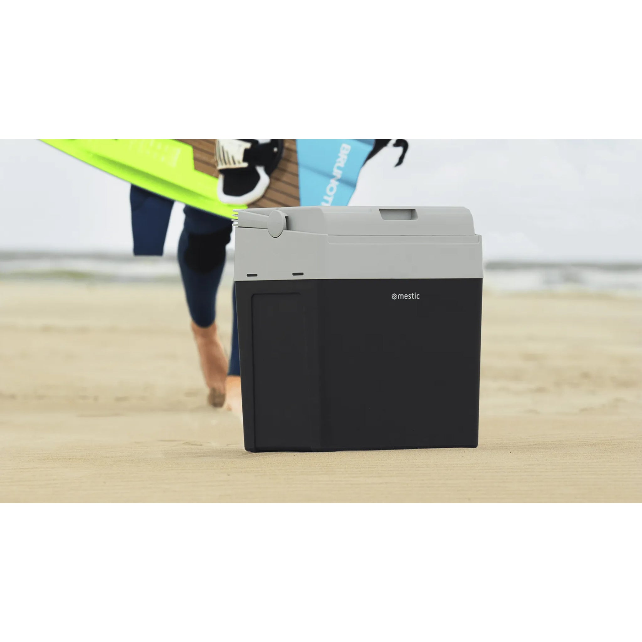 Mestic MTEC-25 portable thermoelectric cool box with 12V car plug and 230V mains adaptor