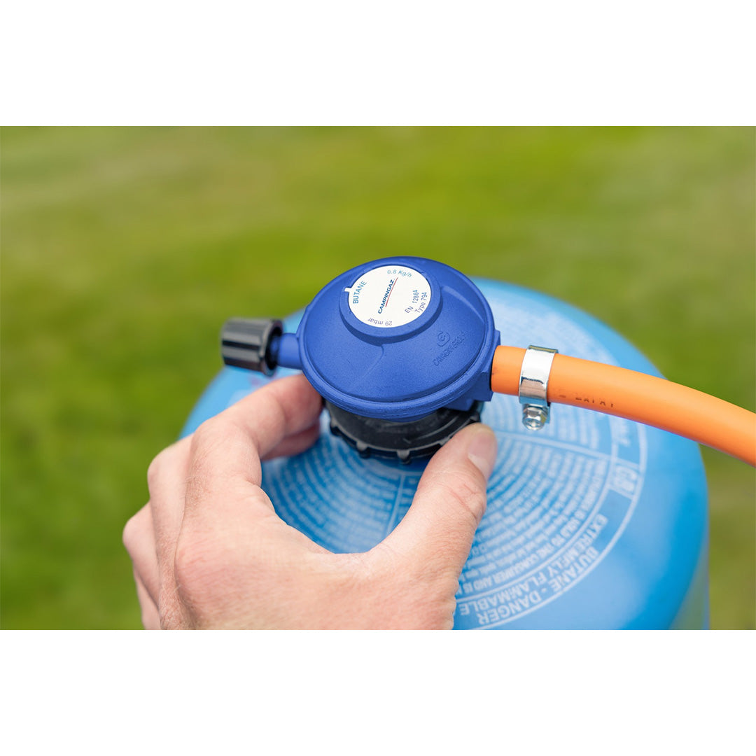 29mbar Campingaz hose and regulator set – secure gas flow for camping stoves, BBQs, and grills.
